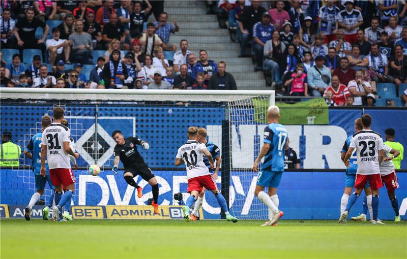 HSV-Spieler Robert Glatzel (rechts, verdeckt) trifft zum 1:0. Foto: Christian Charisius/dpa