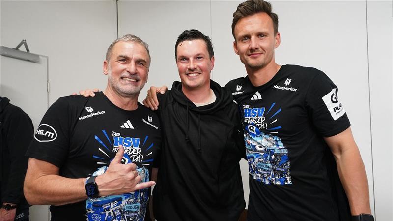 „Da, wo wir hingehören“: HSV feiert Bundesliga-Rückkehr HSV-Sportvorstand Stefan Kuntz (l-r), Trainer Merlin Polzin und Sportdirektor Claus Costa feiern den Aufstieg.