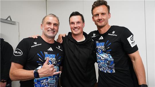 HSV-Sportvorstand Stefan Kuntz (l-r), Trainer Merlin Polzin und Sportdirektor Claus Costa feiern den Aufstieg.