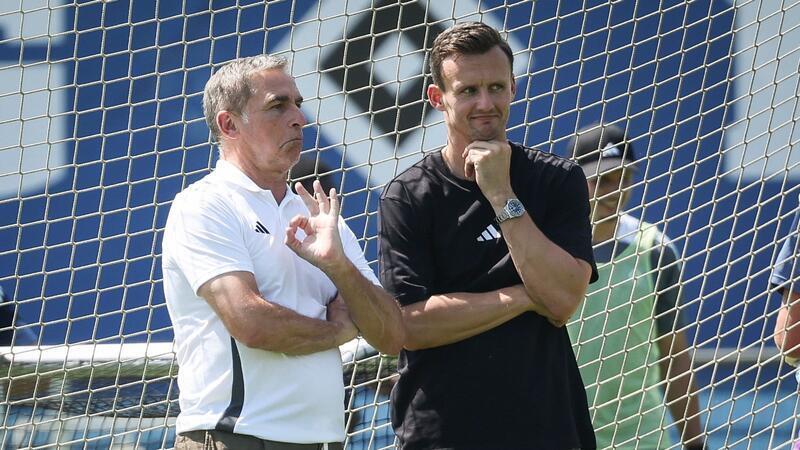 HSV-Sportvorstand Stefan Kuntz (l.) und Sportdirektor Claus Costa haben einen Transfer-Coup gelandet.