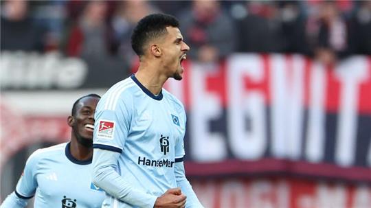 HSV-Stürmer Robert Glatzel feiert seinen Treffer.