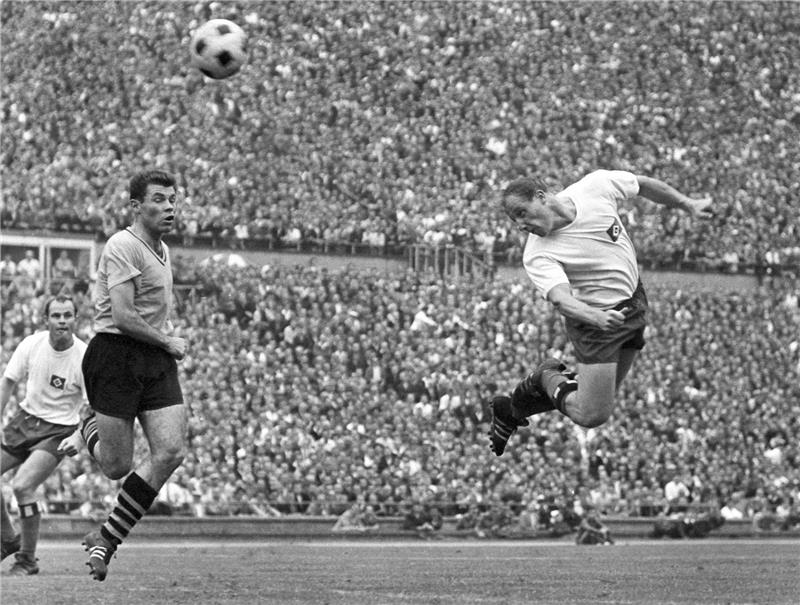 HSV-Stürmer Uwe Seeler (rechts) köpft den Ball. Links läuft Lothar Geisler vom BVB. Foto: dpa
