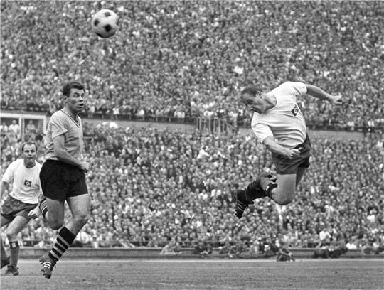 HSV-Stürmer Uwe Seeler (rechts) köpft den Ball. Links läuft Lothar Geisler vom BVB. Foto: dpa