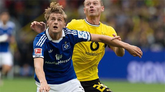 HSV-Talent Louis Lemke (links; hier gegen den BVB) kam bei der U21 in der Regionalliga zum Einsatz. (Archivbild)