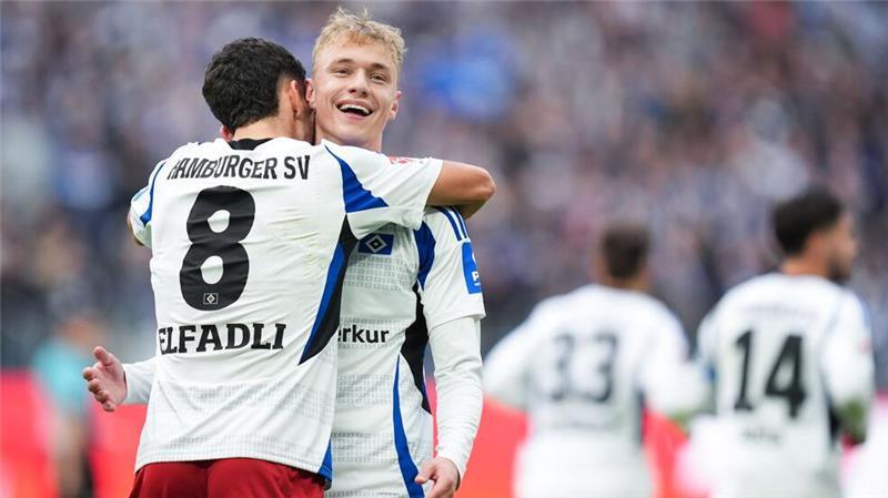 Will keiner nach oben? Spannung durch Inkonstanz HSV-Torschütze Daniel Elfadli (links) jubelt nach seinem 1:0 mit Vorlagengeber Adam Karabec.