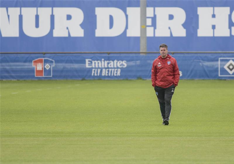 HSV-Trainer Dieter Hecking setzt vor der Partie gegen Dynamo Dresden am Freitag auf Entspannung. Foto: Axel Heimken/dpa