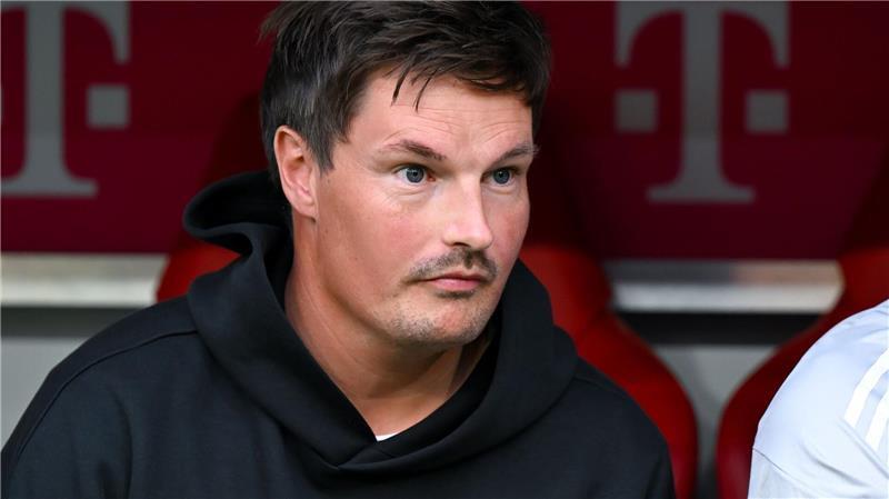 HSV-Trainer Merlin Polzin ärgert sich über die Anfangsphase seines Teams in München.