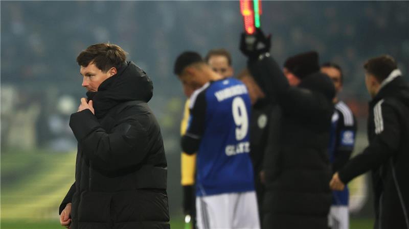 HSV-Trainer Merlin Polzin (l) reagiert bei der Einwechslung von Robert Glatzel im Derby beim FC St. Pauli.
