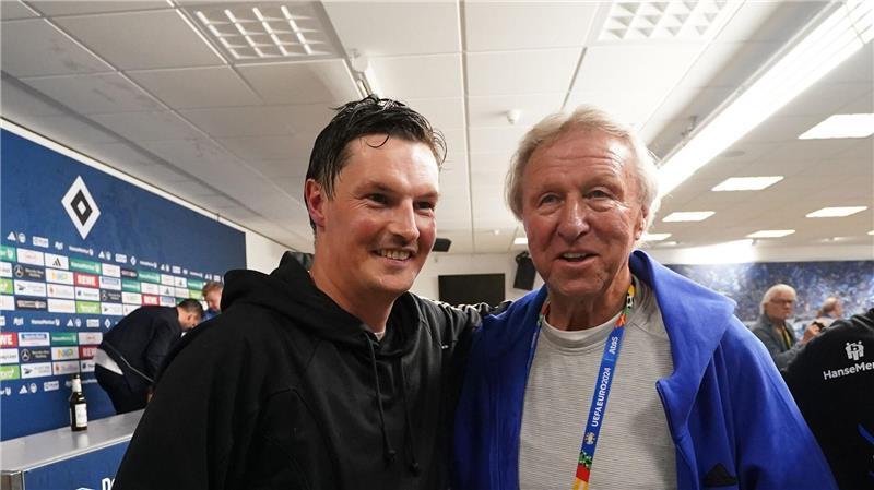 HSV-Trainer Merlin Polzin (l) und HSV-Idol Horst Hrubesch nach dem Aufstieg der Hanseaten im vergangenen Jahr. (Archivbild)