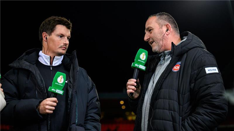 HSV-Trainer Merlin Polzin (l) und Heidenheims Trainer Frank Schmidt vor der Partie im Pokal. (Archivbild)