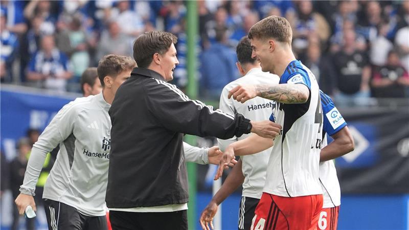 HSV-Trainer Merlin Polzin (l) wusste, was er an Luka Vuskovic hatte.