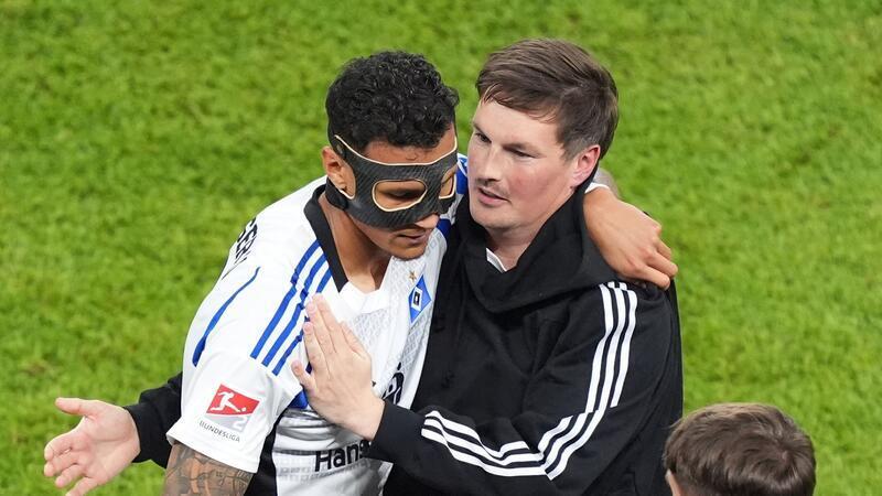 HSV nach Aufstieg: Wie geht es mit Selke weiter? HSV-Trainer Merlin Polzin (r) gratuliert Davie Selke.