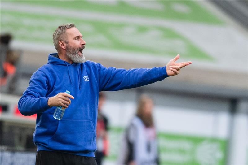 HSV-Trainer Tim Walter konnte mit der ersten Halbzeit nicht zufrieden sein. Foto: dpa