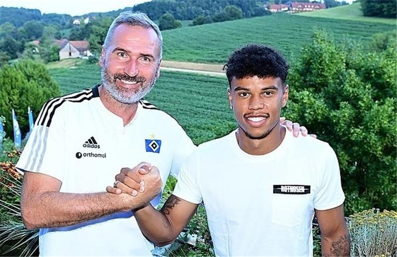 HSV-Trainer Tim Walter mit Neuzugang Ransford Königsdörffer im Trainingslager in der Steiermark. Foto: HSV