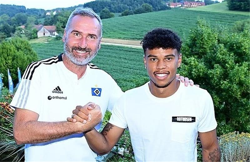 HSV-Trainer Tim Walter mit Neuzugang Ransford Königsdörffer im Trainingslager in der Steiermark. Foto: HSV