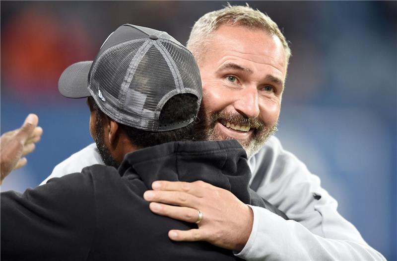 HSV unter Druck: Punkten oder Trainerdiskussion HSV-Trainer Tim Walter (rechts) begrüßt seinen Düsseldorfer Kollegen Daniel Thioune. Archivfoto: dpa
