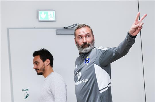 HSV-Trainer Tim Walter und Philipp Langer (l) Pressesprecher HSV, gehen nach einer Pressekonferenz vom Podium. Gegen den VfB Stuttgart will Walter das 0:3 aus dem Hinspiel egalisieren. Foto: Christian Charisius/dpa