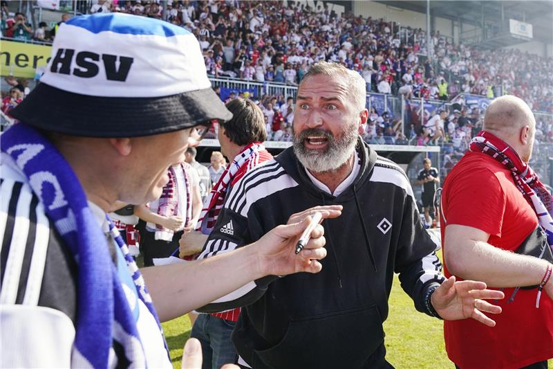HSV-Trainer Tim Walter und ein auf den Platz gestürmter Fan. Foto: dpa-Bildfunk