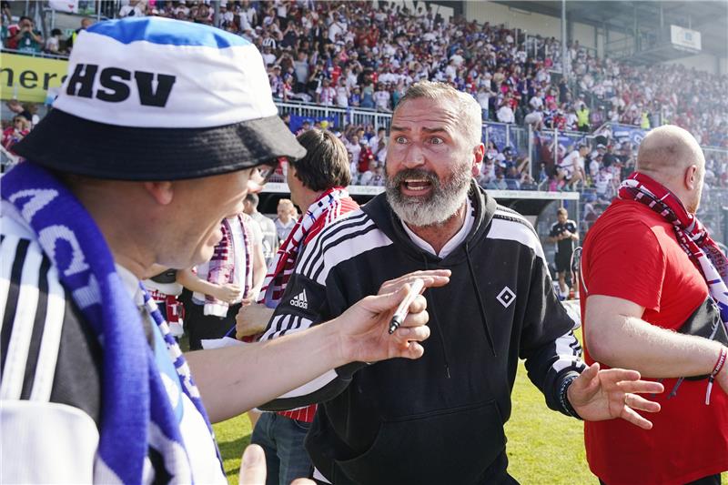 HSV feiert zehn Minuten zu früh – am Ende jubelt ein Stader HSV-Trainer Tim Walter und ein auf den Platz gestürmter Fan. Foto: dpa-Bildfunk