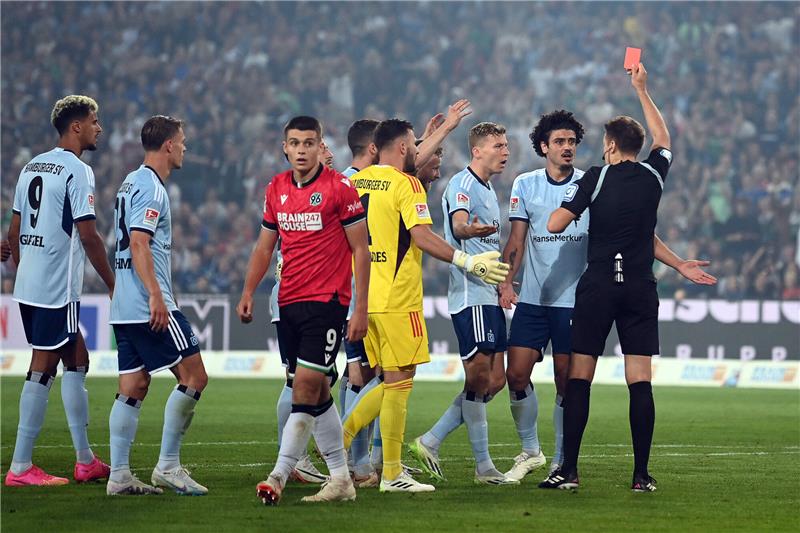 „Fingerzeig an alle“: HSV jubelt über ungeahnte Defensivqualität HSV-Verteidger Guilherme Ramos (rechts) sieht die Rote Karte. Foto: dpa