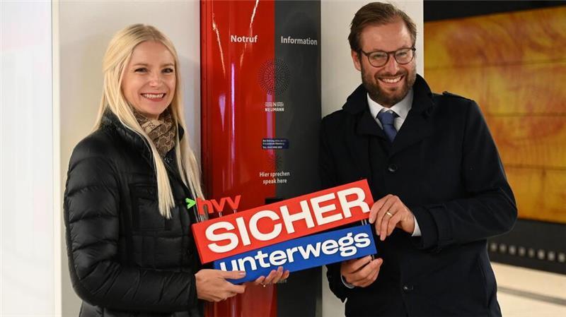 HVV-Geschäftsführerin Anna-Theresa Korbutt und Verkehrssenator Anjes Tjarks (Grüne) präsentierten die Kampagne „Sicher unterwegs“ am Bahnhof Altona.