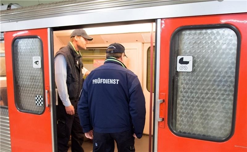HVV-Kontrolleure im Einsatz (Symbolbild).