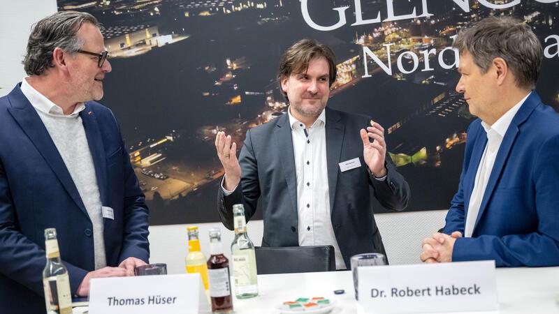 Habeck mit Nordenhams Bürgermeister Nils Siemen (Mitte) und Thomas Hüser, Geschäftsführer von Glencore.