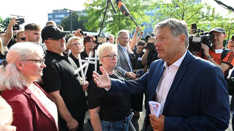 „Superprodukt Made in Germany“: Habeck preist die Wärmepumpe Habeck trifft Vertreter des Betriebsrats von Stiebel Eltron. Bei dem Wärmepumpen-Hersteller droht ein Stellenabbau.