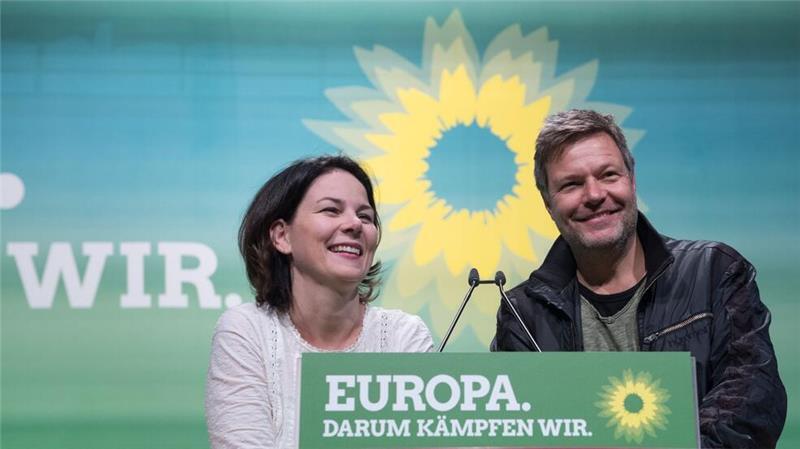 „Privater Preis“: Baerbock will nicht Fraktionschefin werden Habeck und Baerbock 2018 als Grünen-Chefs: Jahrelang dominierte das Duo die Partei. (Archivbild)