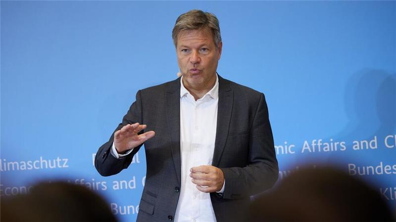 Erste Unternehmen erhalten neue Förderung für Klimaschutz Habeck unterzeichnete die ersten Klimaschutzverträge, die die grüne Umstellung der Wirtschaft absichern sollen.
