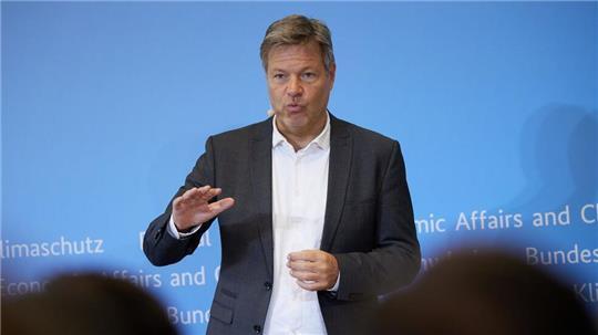 Habeck unterzeichnete die ersten Klimaschutzverträge, die die grüne Umstellung der Wirtschaft absichern sollen.