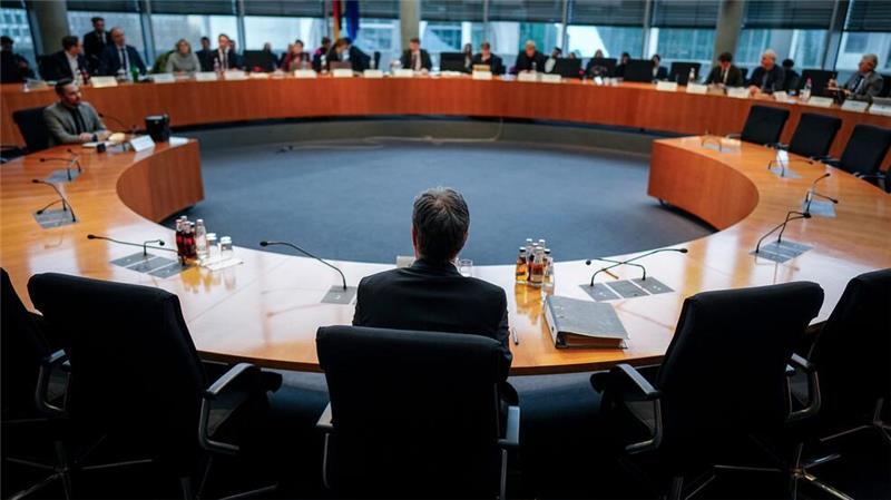 Habeck kontert Vorwürfe zum Atomausstieg Habeck wurde stundenlang im Ausschuss befragt.