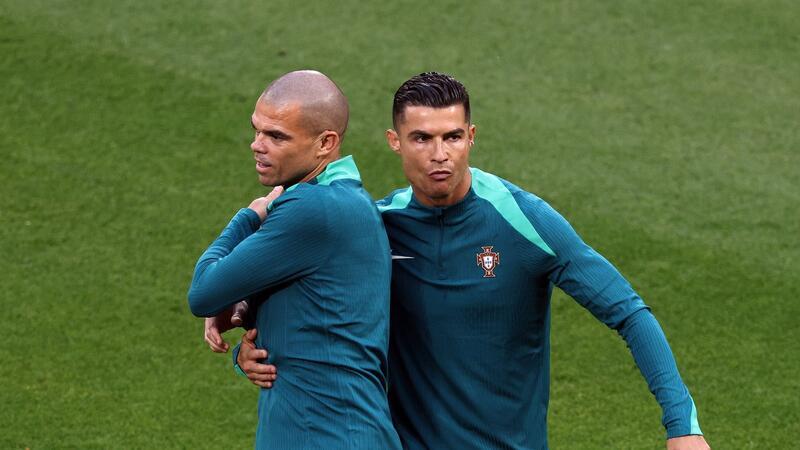 Ronaldo nun auch EM-Rekordteilnehmer - Pepe ältester Spieler Haben EM-Geschichte geschrieben: Die Portugiesen Pepe (l) und Cristiano Ronaldo.