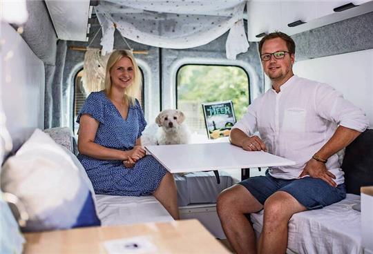 Haben Tipps fürs Leben im Van: Die Bremerhavener Spieleerfinder Dorothee und Jonas Hufer. Foto: Hartmann