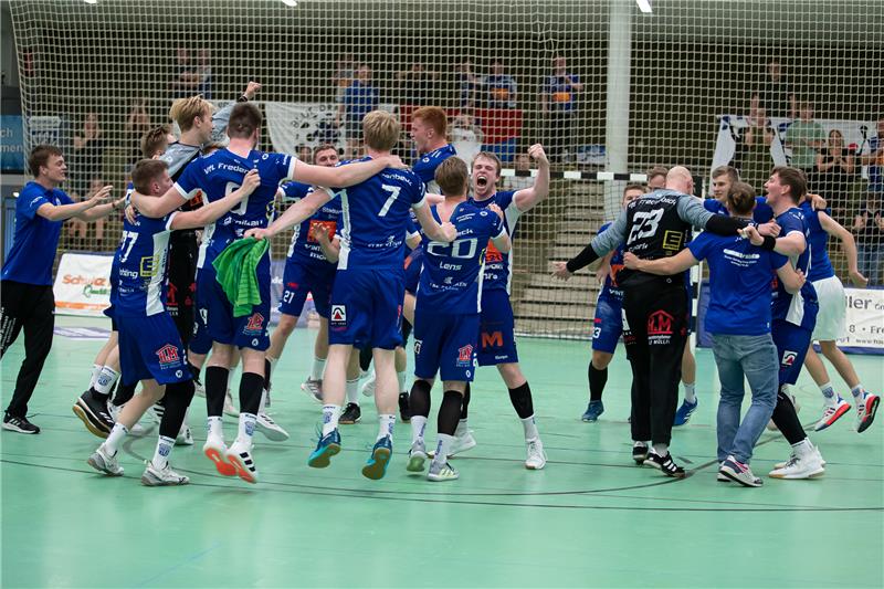 Haben allen Grund zu feiern: die Handballer des VfL Fredenbeck. Foto: Struwe