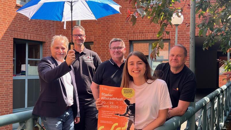 Haben das Altstadtfest vorbereitet und setzen auf gutes Wetter, damit der Regenschirm zu Hause bleiben kann (von links): Amir Afschartabbar von Stade Aktuell, die Gastronomen Marco Eijssen und Thomas Mäkel sowie Anna Moritz und Dr. Andreas Schäfer von Stade Marketing.
