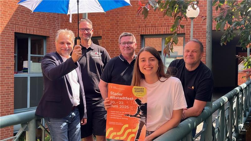 Haben das Altstadtfest vorbereitet und setzen auf gutes Wetter, damit der Regenschirm zu Hause bleiben kann (von links): Amir Afschartabbar, Marco Eijssen, Thomas Mäkel, Anna Moritz und Dr. Andreas Schäfer.
