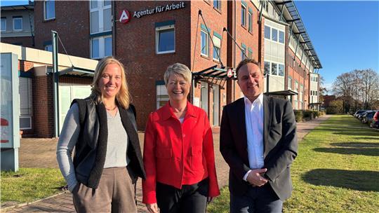 Haben den Ausbildungsmarkt genau im Blick (von links): Kim Katharina Koch (Handwerkskammer), Dagmar Froelich (Agentur für Arbeit Stade) und Dirk Immken (IHK).