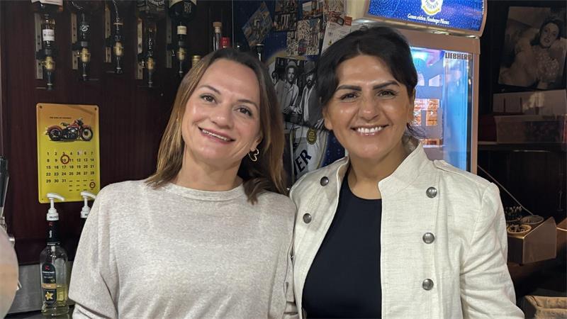 Haben den Sprung in die Selbstständigkeit gewagt und lieben ihren neuen Job im Pannekoken-Hus: Veronika Galauner (links) und Sheyma Akkurt.