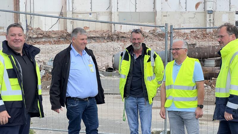 Rückbau des AKW Stade: Der nächste Schritt ist weithin sichtbar Haben die Demontage im Blick (von links): Marco Albers, Jörg Freimuth, Torsten Klein, Dietmar Hoffmann und Thomas Mandrysch.