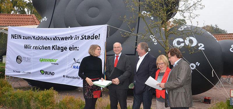 Haben die Klage vorbereitet (von links): Rechtsanwältin Dr. Roda Verheyen Professor Martin Schulte, Udo Paschedag, Dr. Gabriele Brockhausen und Dr. Stefan Ott. Auf der Stader Insel wurden zur Pressekonferenz ein Banner und eine CO 2 -Wolke aufgebaut. Foto Strüning