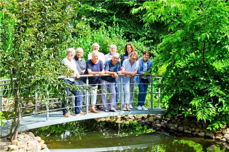 Haben die neue Ausstellung im idyllischen Ambiente der Kunstwerkstatt Malstedter Mühle vorbereitet: Siegfried Krön und die Teilnehmerinnen seiner Malkurse. Fotos: Schmidt