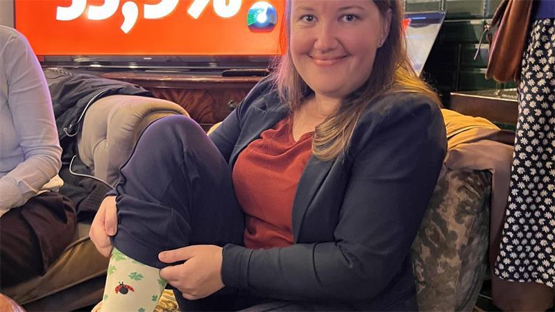 Haben geholfen: Corinna Lange trug zum Wahlabend Glückssocken.