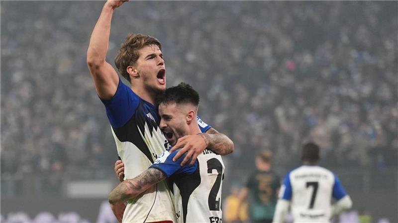 Haben großen Anteil am Klassenerhalt des HSV: Luka Vuskovic (l,) und Fábio Vieira. (Archivbild)