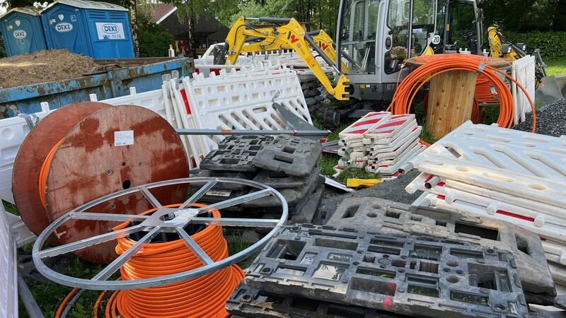 Deutsche Glasfaser beschädigt Stromkabel in Nottensdorf – Kurzschluss Haben ihre Sachen vorerst zusammengeräumt: die Glasfaser-Ausbauer in Nottensdorf.
