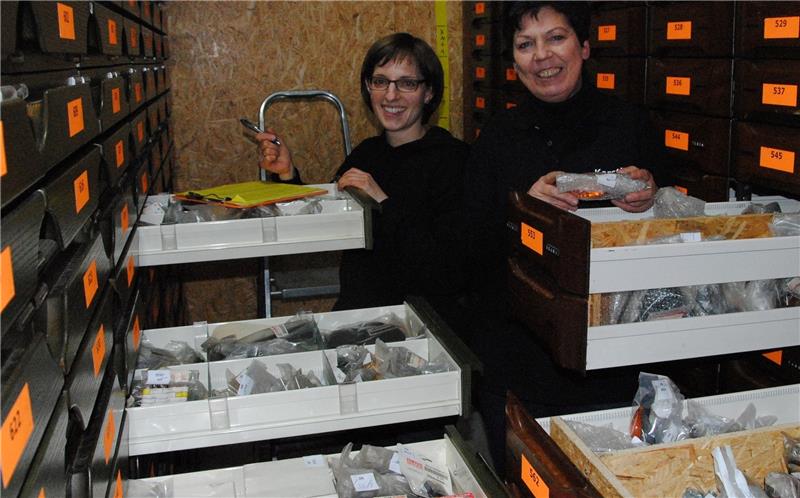 Haben im großen Lager auch bei kleinen Teilen den Überblick: Sonja Taschendorf und Kerstin Wehner.
