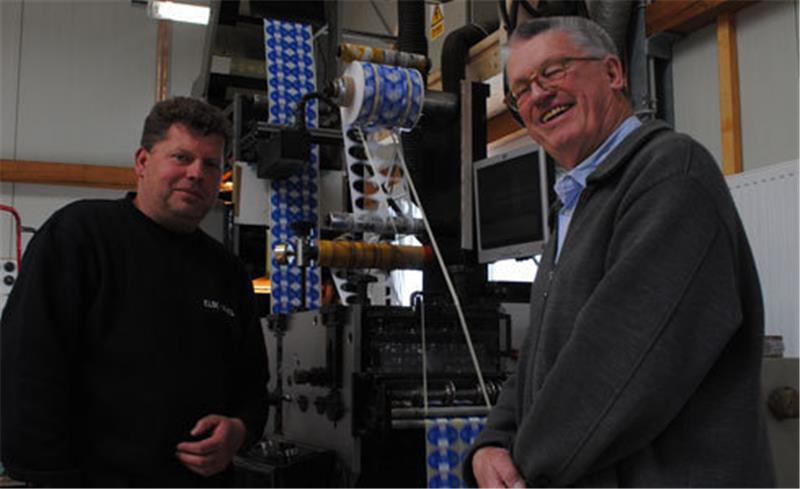 Haben in der Produktionshalle alles im Blick: Jürgen Diederichsen und sein Nachfolger in der Geschäftsleitung Holger Buck. Foto Schunk