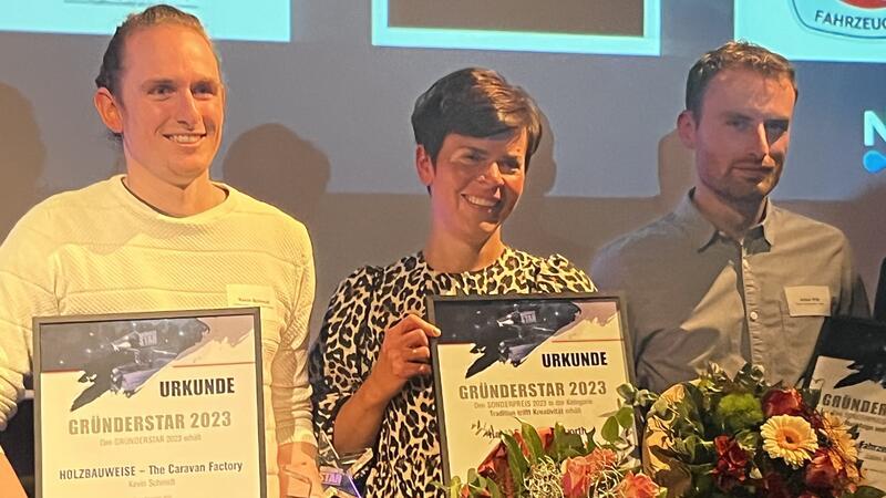 Neue Gründerstars - Was aus den ausgezeichneten Startups geworden ist Haben in diesem Jahr den Gründerpreis gewonnen: Kevin Schmidt (links) sowie Merle Pape und Julian Roß.