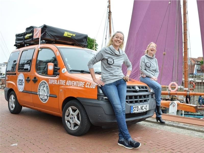 Haben mit dem umgebauten Fiat Doblo eine 7500 Kilometer lange Strecke zurückgelegt: Corinna Kunze (links) und Christina Teppner. Foto: Strüning