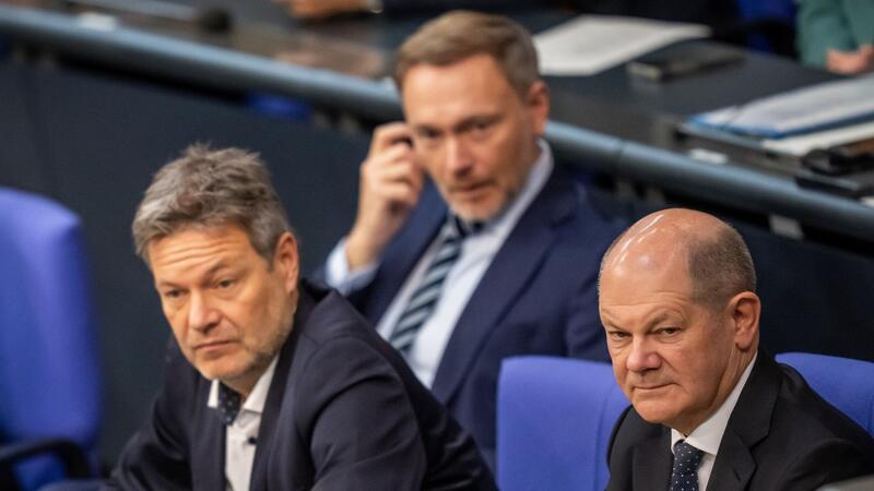 Fast jeder Zweite rechnet mit vorzeitigem Ampel-Aus Haben nach dem Urteil aus Karlsruhe lange um den Haushalt für 2024 gerungen: Wirtschaftsminister Robert Habeck (l), Finanzminister Christian Lindner (M) und Kanzler Olaf Scholz.